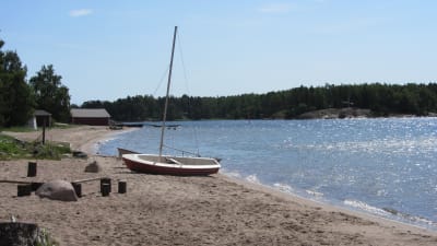En segelbåt på stranden vid Sjömansro i Lappvik.