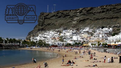 Folk solar och badar på en strand på Gran Canaria.