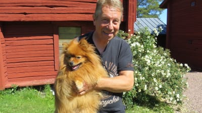 Christer Kantola med sin hund i Solf i Korsholm.