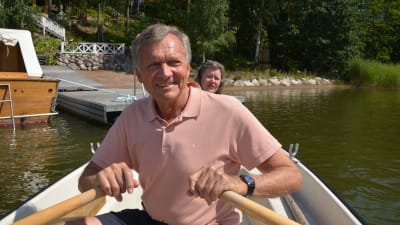 Man och kvinna i roddbåt.