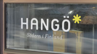 Text i vitt där det står Hangö Södern i Finland på fönsterruta.