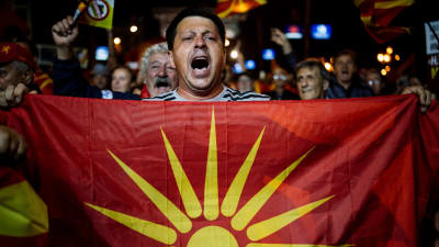 Motståndare till namnbytet firade det låga valdeltagandet på gatorna i Skopje på söndag kväll. 