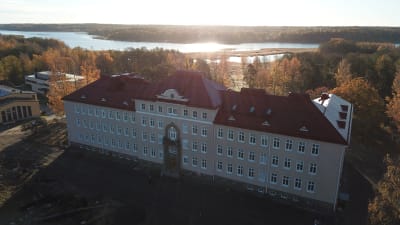 Raseborgs stadshus fotat från luften.