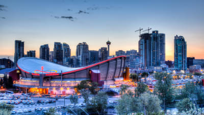 Bild över hockeyarenan Saddledome och Calgary.