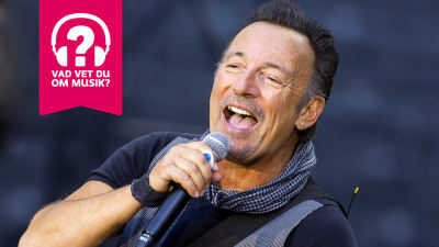 Bruce Springsteen sjunger i en mikrofon.
