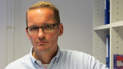 mikael nygård fotad i en kontorsmiljö. 