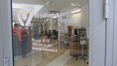 En bild tagen av glasdörren till en TE-byrå.