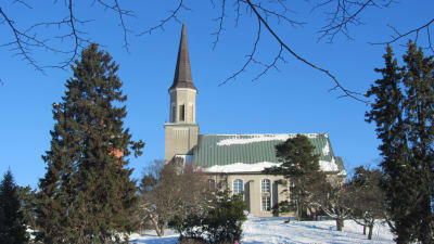 Hangö kyrka i vinterskrud.