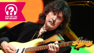 Ritchie Blackmore spelar elgitarr.