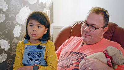 Samantha med pappa Mikael Normyr hemma.