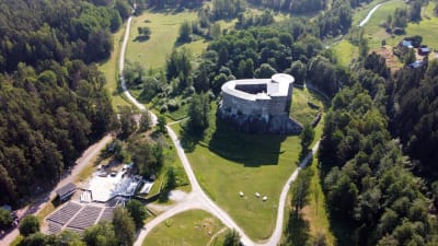 En medeltida slottsruin fotad uppifrån.