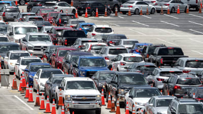 Hundratals människor köar i sina bilar för att testas vid en provisorisk testningsplats i Florida som drivs av Nationalgardet.