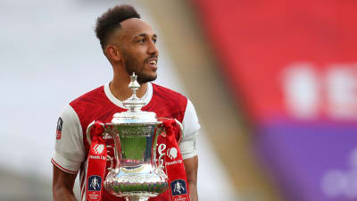 Pierre-Emerick Aubameyang med cuppokalen.