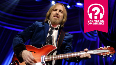 Tom Petty spelar elgitarr.