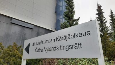 Skylt där det står Östra Nylands tingsrätt.