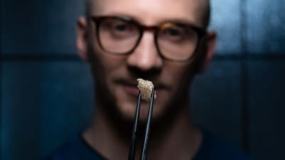 Lauri Reuter tutkii kasvisolukkoa syömäpuikkojen päässä.