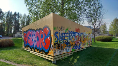 En graffitivägg med färgglada målningar. 