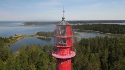 En fyr fotograferad med drönare.
