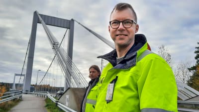 Janne Wikström står på Rävsundsbron.