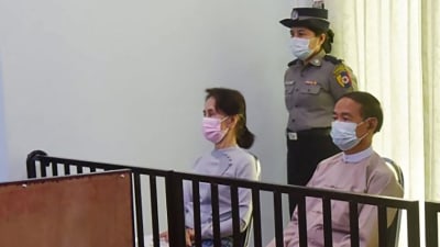 Den här bilden på Aung San Suu Kyi och den avsatte presidenten Win Myint togs i rättssalen i Naypyidaw den 26 maj.  