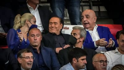 Berlusconi på fotbollsmatch med AC Monzas VD Adriano Galliani.
