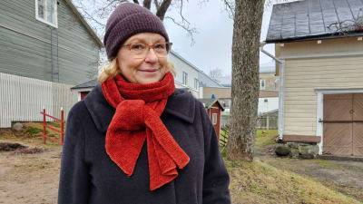 En kvinna i jacka, mössa och halsduk. Hon heter Anna van Breemen.