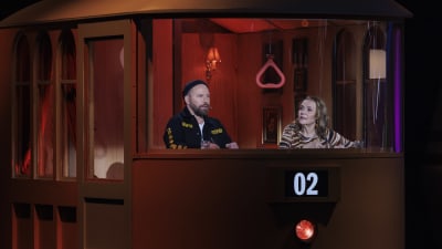 Tunna Milonoff ja Riitta Havukainen lavastejunanvaunussa.