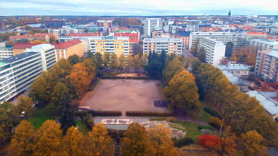 Utsikten från Mikaelskyrkans torn över Mannerheimsparken, Åbo centrum och i horisonten Åbo Domkyrka.