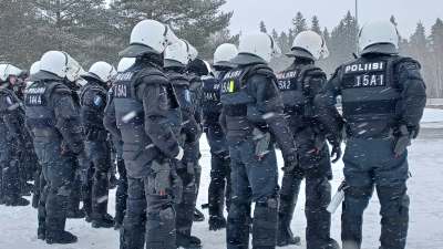 Kravallpoliser på en snöig plats.