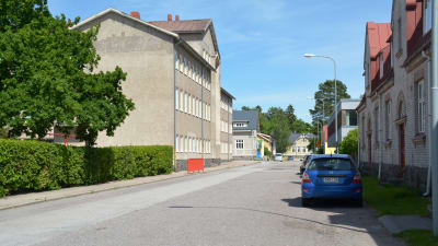 En bil parkerad vid Höijersvägen i Ekenäs. På bilden syns Seminarieskolan.