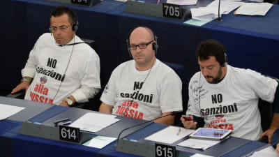 Legas ledamöter protesterar mot sanktioner mot Ryssland i Europaparlamentet år 2014. Partiledaren Matteo Salvini längst til höger.