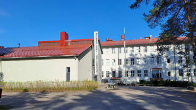 Ett hus med en skylt där det står Virkby gymnasium och Källhagens skola.