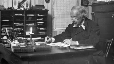 Zacharias Topelius vid sitt skrivbord i slutet av 1800-talet