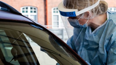 Koronanäytteenottoa Mehiläisen drive-in-pisteessä Tampereella 22.7.2021.