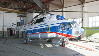 En rysk helikopter i sin bas i Kapp Heer i Barentsburg år 2011