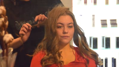 kvinna i frisersalong
