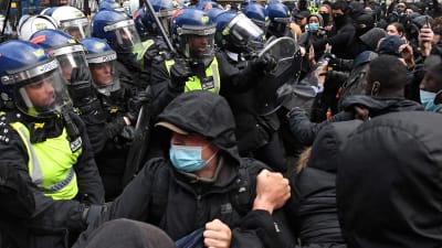 En del av demonstranterna som drabbade samman med kravallpolis i London använde ansiktsskydd.