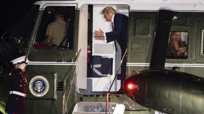 Donald Trump och Hope Hicks ombord på presidenthelikoptern Marine One.