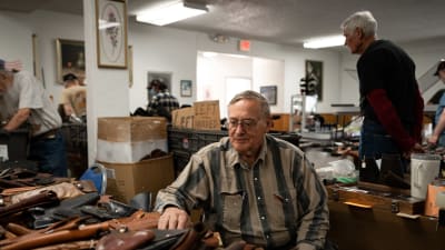 77-åriga Everett Lajoie säljer vapenhölster och annan material på en vapenmässa i Hamilton, Montana.