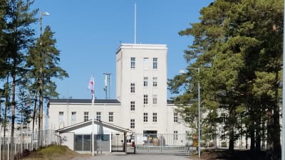 Porten in till sprängämnesfabriken Forcit i Hangö, bakom syns den stora beige byggnaden som dominerar området.
