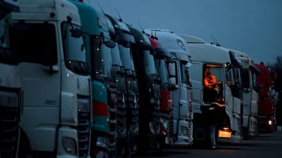 Långtradare står parkerade i Kent i väntan på att få ta sig över till Frankrike