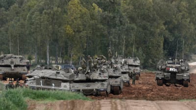 israel har koncentrerat stridsvagnar vid gränsen mot Gaza för den händelse att våldsamheterna förvärras