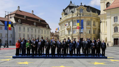 Bild från EU-toppmötet i Sibiu i Rumänien den 9 maj 2019. EU-ländernas ledare poserar på ett torg i den rumänska staden.