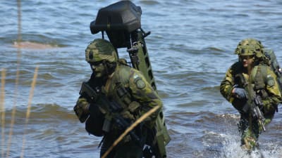 militär övning vid vatten