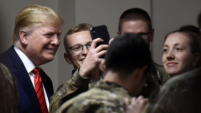 Många av soldaterna på flygbasen Bagram ville ta en selfie med presidenten. 