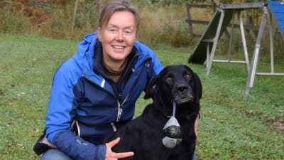 Svart hund och hundägare