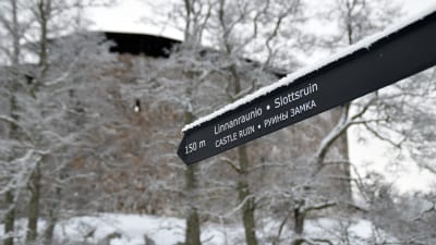 Raseborgs slott i vinterlandskap. 
