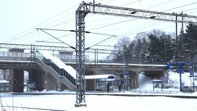 En vintrig dag på järnvägsstation i Karis där man ser järnvägsbron.
