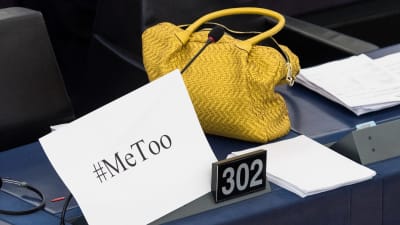 En handväska och ett papper med texten #MeToo i EU-parlamentet i Strasbourg under en debatt om åtgärder mot sexuella trakasserier.