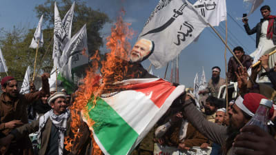 Pakistanska demonstranter brände indiska flaggor och bilder på premiärminister Narenda Modi i Peshawar på torsdagen 28.2.